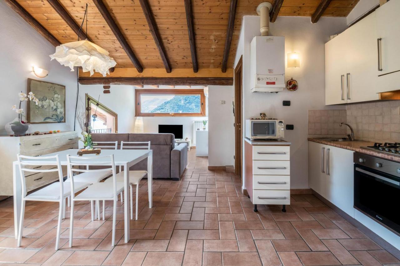 Mansarda con vista lago Sulzano Exterior foto