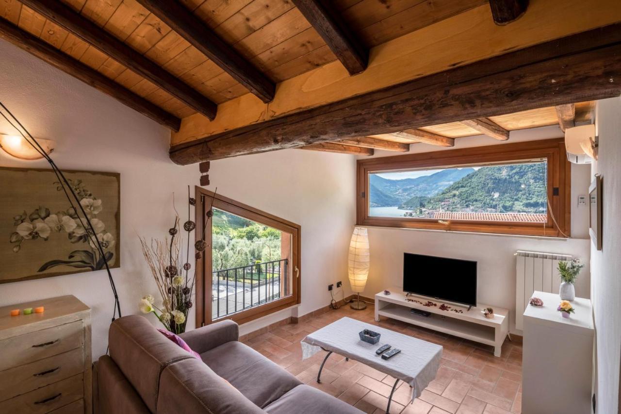 Mansarda con vista lago Sulzano Exterior foto