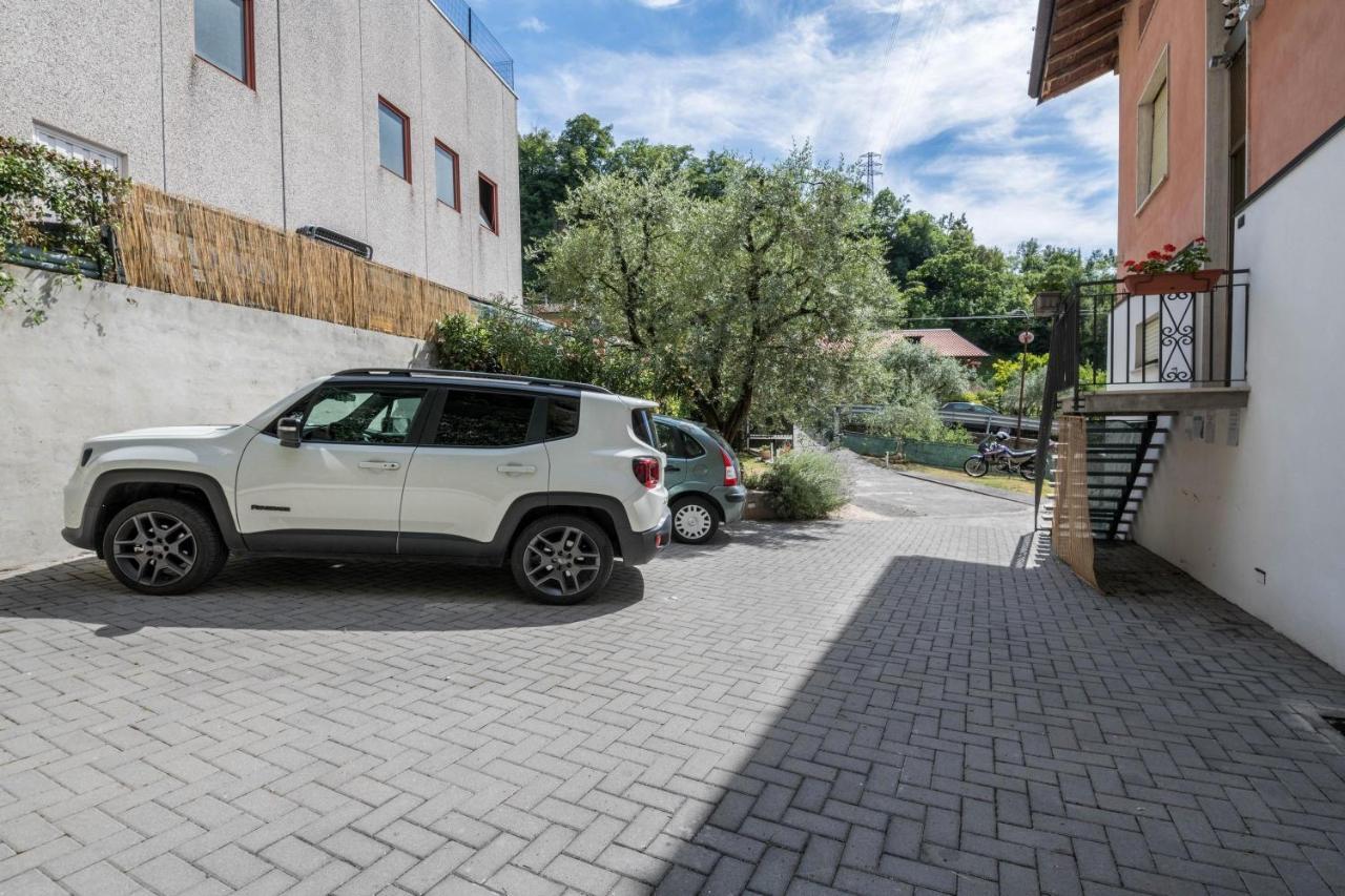 Mansarda con vista lago Sulzano Exterior foto