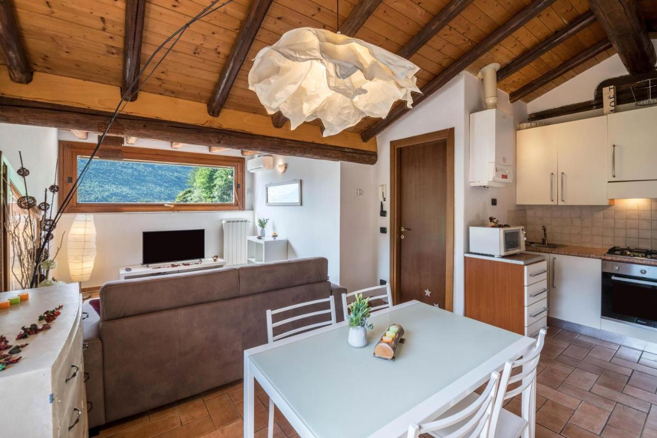 Mansarda con vista lago Sulzano Exterior foto
