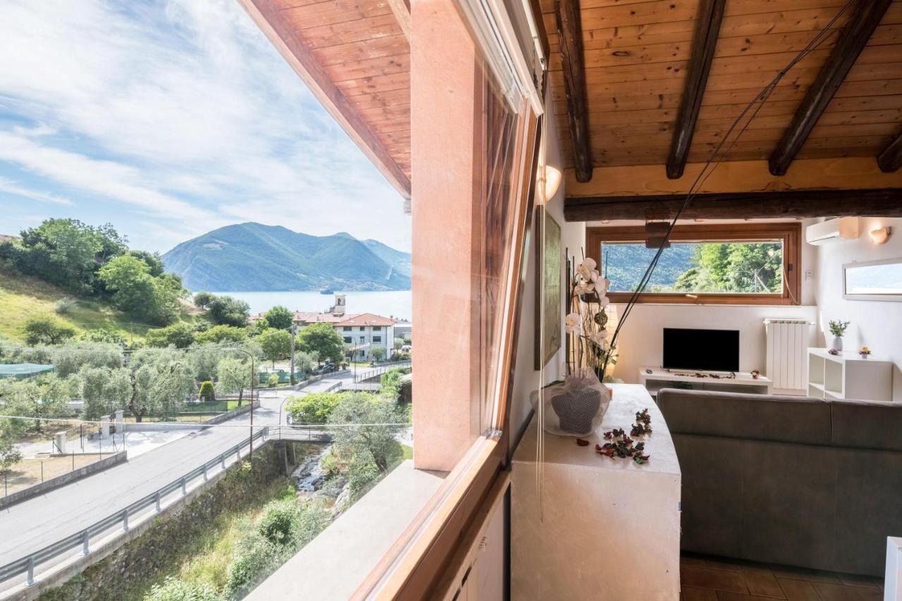 Mansarda con vista lago Sulzano Exterior foto