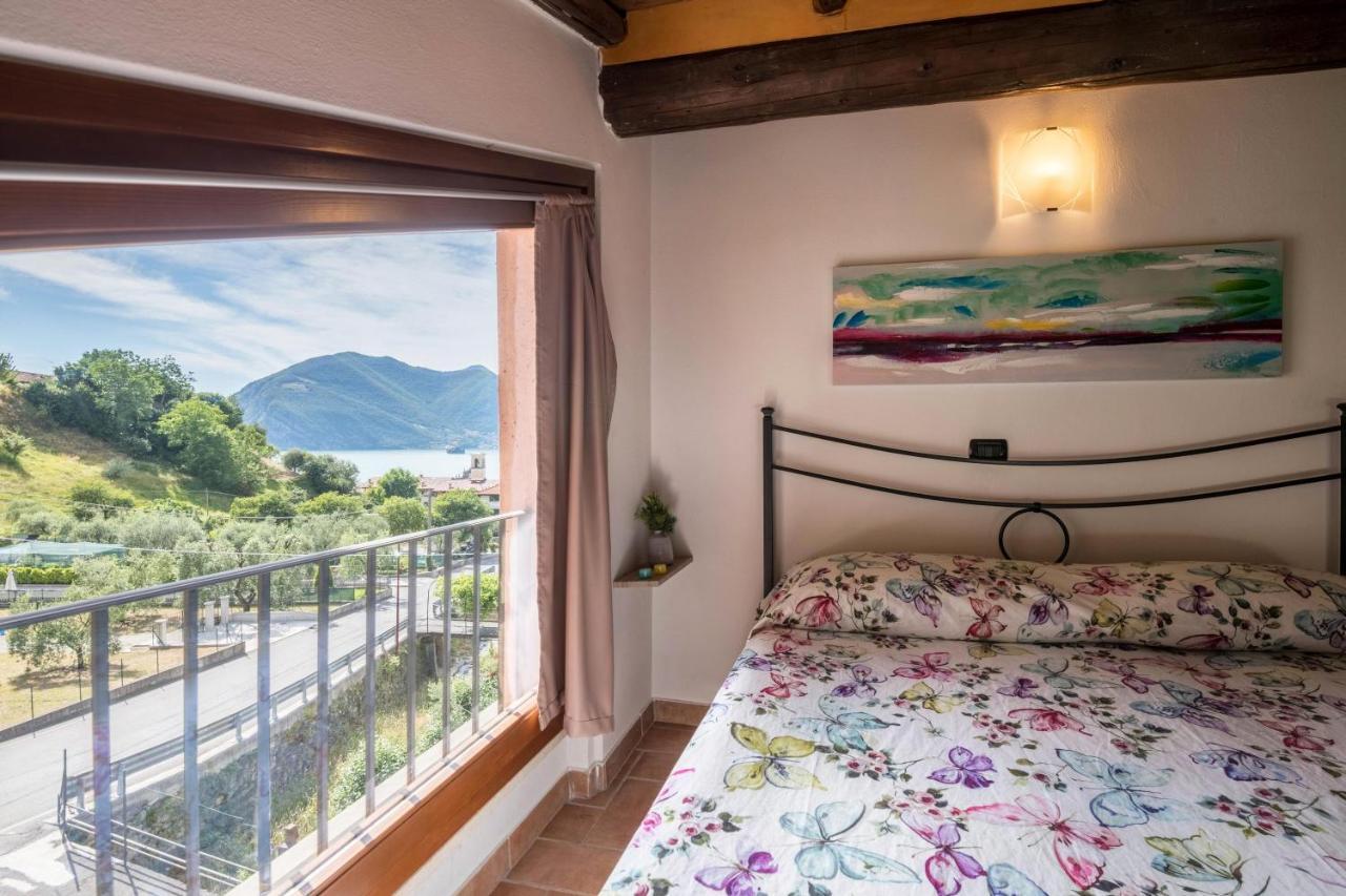Mansarda con vista lago Sulzano Exterior foto